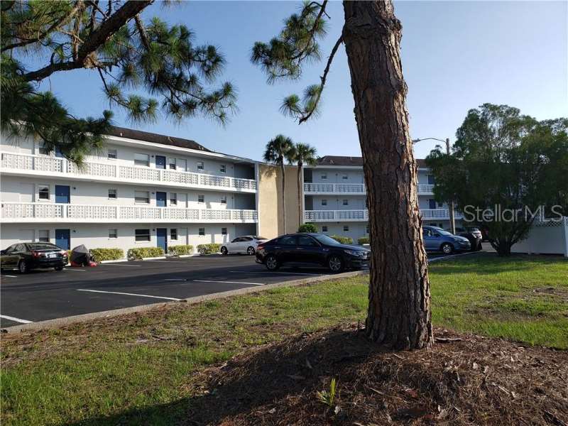 Great Top Floor Condo